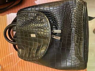 Bolso mochila negro efecto piel cocodrilo