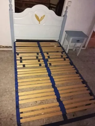 Cama 1.05 y mesita azul/blanca