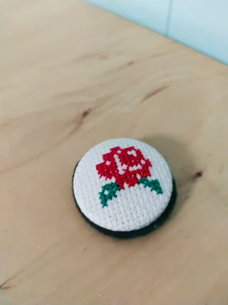 Broche artesanal rosa bordada