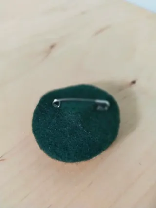 Broche artesanal rosa bordada