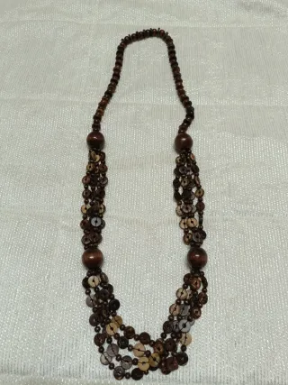 Collar de cuentas de madera marrón