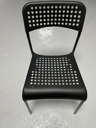 Silla negra moderna