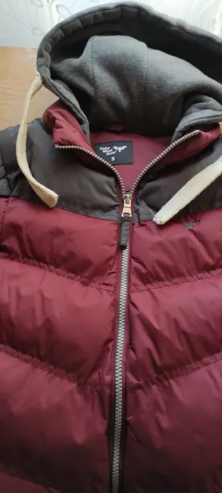 Chaleco acolchado gris y burdeos