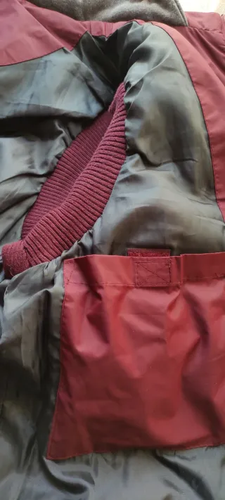 Chaleco acolchado gris y burdeos