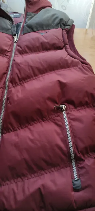 Chaleco acolchado gris y burdeos