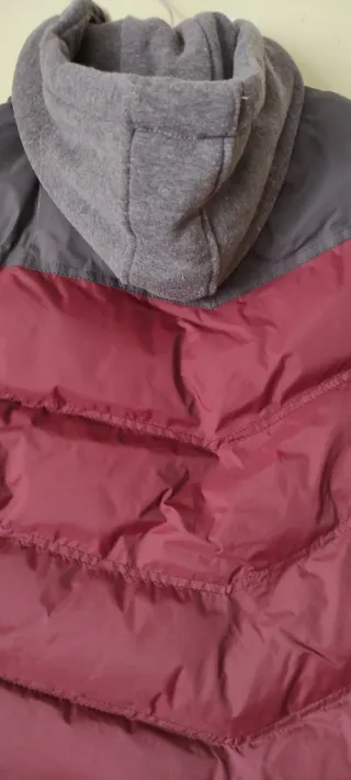 Chaleco acolchado gris y burdeos