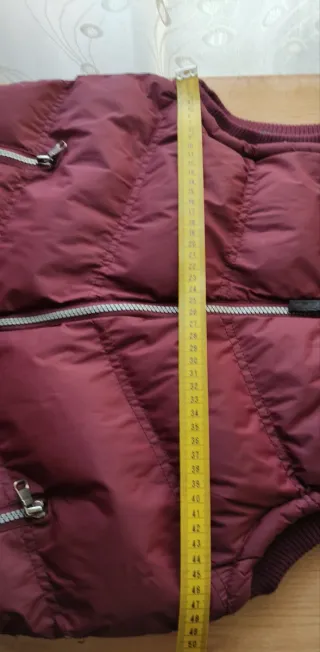 Chaleco acolchado gris y burdeos