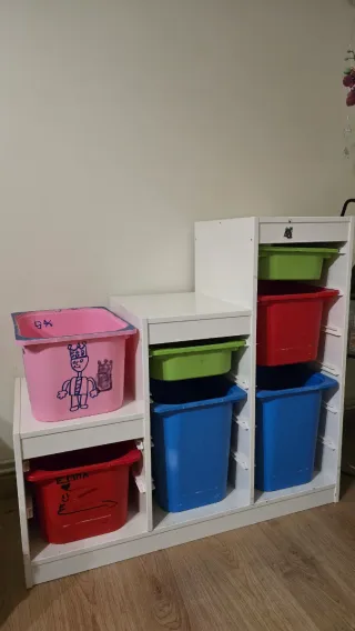 Mueble infantil Ikea con cubos