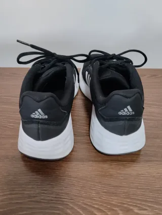 Zapatillas Adidas Negras y Blancas