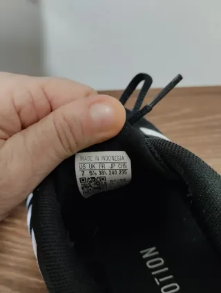 Zapatillas Adidas Negras y Blancas