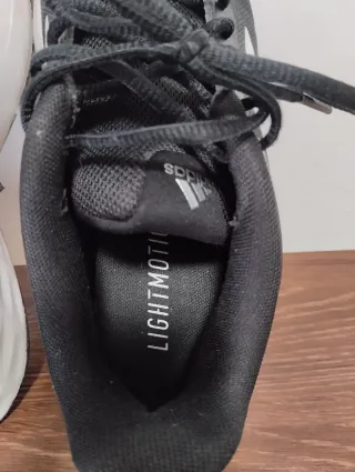 Zapatillas Adidas Negras y Blancas