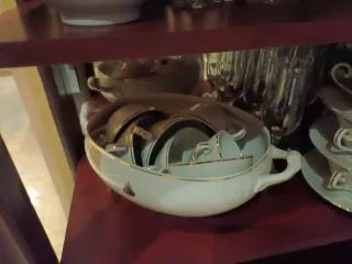 Mueble vitrina George V Royal Kent con vajilla