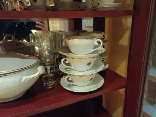 Mueble vitrina George V Royal Kent con vajilla