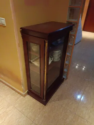 Mueble vitrina George V Royal Kent con vajilla