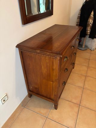 Cómoda de madera clásica con espejo