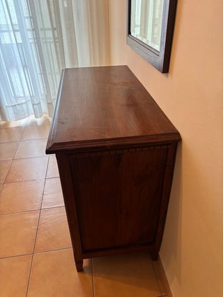 Cómoda de madera clásica con espejo