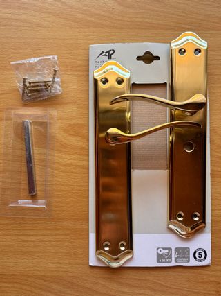 Manillas doradas para puerta