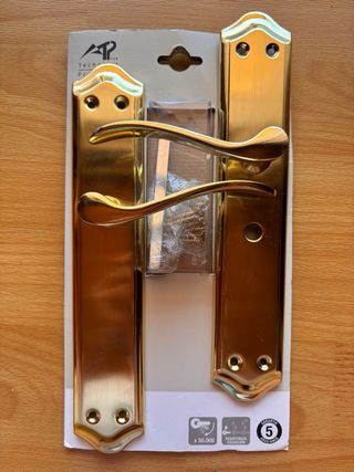 Manillas doradas para puerta
