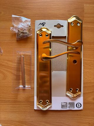 Manillas doradas para puerta