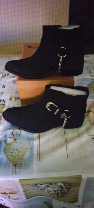 Botas Rockeras, yo tengo el 40 y me están grandes