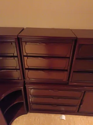 Mesillas y cómoda de madera antigua