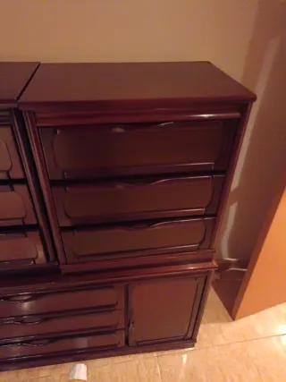 Mesillas y cómoda de madera antigua