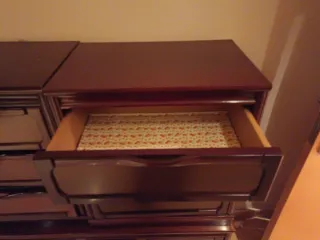 Mesillas y cómoda de madera antigua