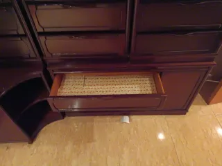 Mesillas y cómoda de madera antigua