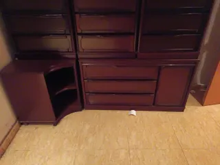 Mesillas y cómoda de madera antigua