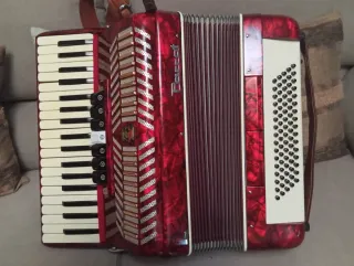 Fisarmonica 37 tasti 80 bassi rossa