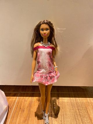 Muñeca Barbie con vestido rosa y tacones