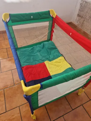 Cuna de viaje multicolor