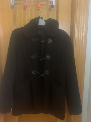 Abrigo negro con botones de madera