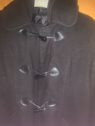 Abrigo negro con botones de madera