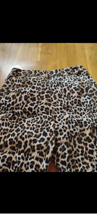 Pantalón vaquero estampado leopardo
