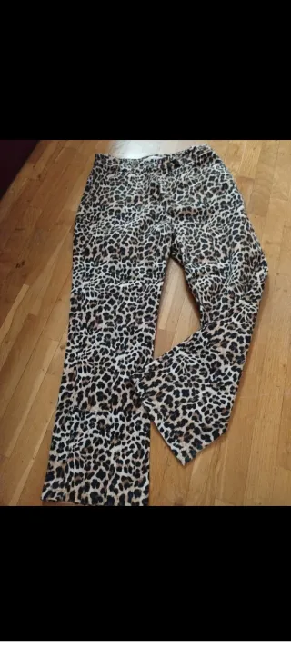 Pantalón vaquero estampado leopardo