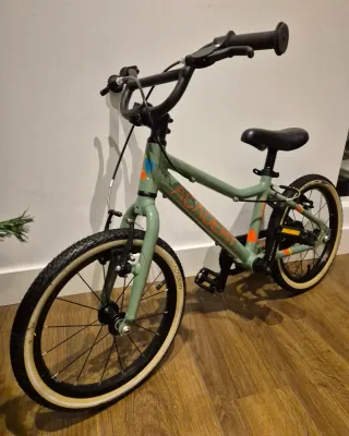 Bicicleta Academy 3 16" ultra ligera como nueva