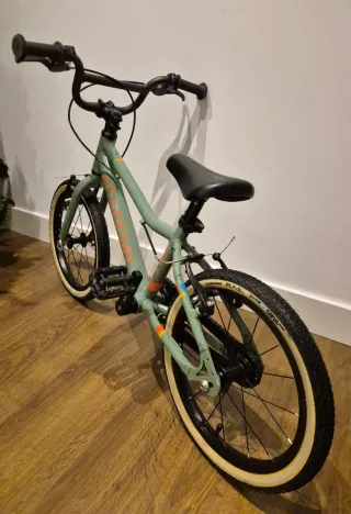Bicicleta Academy 3 16" ultra ligera como nueva