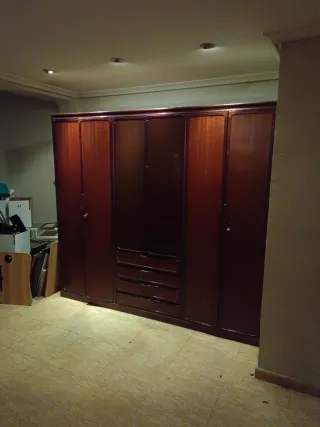 Armario de madera grande estilo antiguo