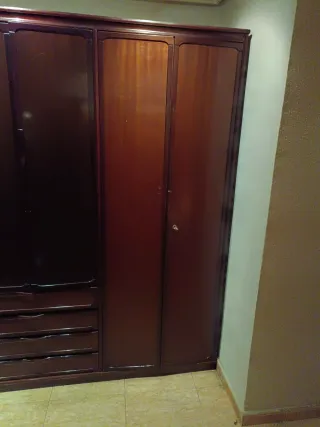 Armario de madera grande estilo antiguo