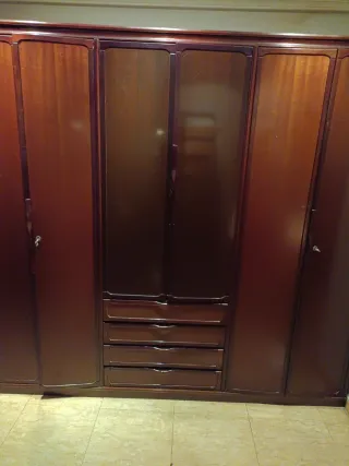 Armario de madera grande estilo antiguo