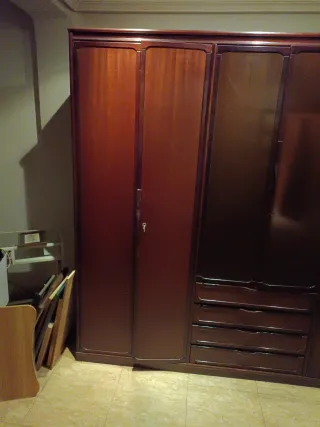 Armario de madera grande estilo antiguo