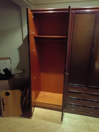 Armario de madera grande estilo antiguo