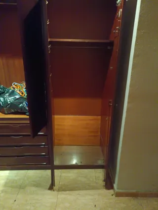 Armario de madera grande estilo antiguo