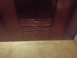 Armario de madera grande estilo antiguo