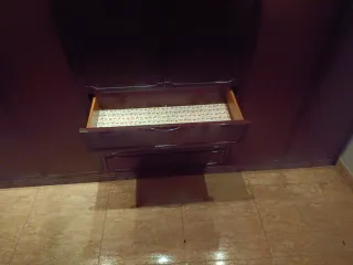 Armario de madera grande estilo antiguo