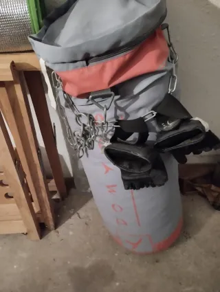 Saco de boxeo con guantes y cadena