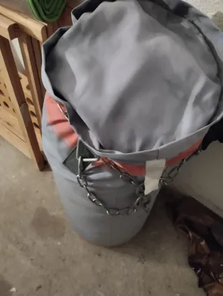 Saco de boxeo con guantes y cadena