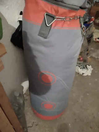 Saco de boxeo con guantes y cadena