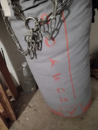 Saco de boxeo con guantes y cadena